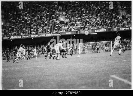 Ian Rush sfreccia sul campo mentre il Consiglio di amministrazione mostra che il Galles è in testa a 2-1 nel secondo tempo. Qualificazioni al gruppo 4 della Coppa del mondo FIFA 1994 – Galles contro RCS (Cecoslovacchia AKA Representation of Czechs and Slovaks) al Cardiff Arms Park, Galles, Regno Unito l'8 settembre 1993. Una vittoria per il Galles in questa partita avrebbe quasi garantito la qualificazione con 2 partite a gironi rimanenti. Hanno guidato 2-1 ma hanno concesso un gol di punizione da Peter Dubovský e la partita è finita 2-2. Foto: Rob Watkins Foto Stock