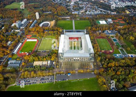 Luftbild, Bundesligastadion RheinEnergieStadion des 1. FC Köln, ehemals Müngersdorfer Stadion Fußballplatz und Trainingsplätze umgeben von herbstlichen Laubbäumen, hinten das Radstadion Köln Baustelle mit Umbau Sportstätte Albert-Richter-Bahn, Müngersdorf, Köln, Rheinland, Nordrhein-Westfalen, Deutschland ACHTUNGxMINDESTHONORARx60xEURO *** Vista aerea, stadio della Bundesliga RheinEnergieStadion di 1 FC Köln, ex campo da calcio e da allenamento Müngersdorfer Stadion circondato da alberi decidui autunnali, sullo sfondo lo stadio ciclistico di Colonia cantiere con ricostruzione di Foto Stock