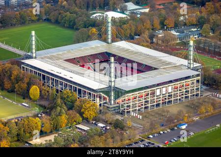 Luftbild, Bundesligastadion RheinEnergieStadion des 1. FC Köln, ehemals Müngersdorfer Stadion Fußballplatz und Trainingsplätze umgeben von herbstlichen Laubbäumen, Müngersdorf, Köln, Rheinland, Nordrhein-Westfalen, Deutschland ACHTUNGxMINDESTHONORARx60xEURO *** Vista aerea, stadio della Bundesliga RheinEnergieStadion di 1 FC Köln, ex campo di calcio e di allenamento Müngersdorfer Stadion circondato da alberi decidui autunnali, Müngersdorf, Colonia, Renania settentrionale-Vestfalia, Germania ACHTUNGxMINDESTHONORARx60xEURO credito: Imago/Alamy Live News Foto Stock