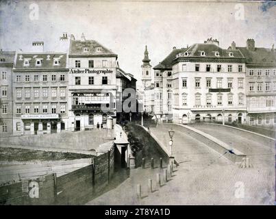 Ferdinandsbrücke, k. k. Hof- und Staatsdruckerei Wien (1804-1918), fotografo, 1858, supporto cartoncino, carta salata, supporto cartone 47, 2 x 63, 2 cm, dimensioni immagine 41, 3 x 55, 3 cm, Donaukanal, siti e strutture scomparsi, 1 ° distretto: Innere Stadt, 2 ° distretto: Leopoldstadt, ponte, la solita casa o fila di case, casa combinata con negozio, strada, Ferdinandsbrücke, la Vienna Collection Foto Stock