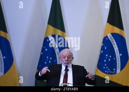 Brasilia, Brasile. 21 novembre 2023. Il presidente del Brasile, Luiz Inacio Lula da Silva, partecipa alla cerimonia di laurea per i nuovi diplomatici dell'Istituto Rio Branco presso il Palazzo Itamaraty di Brasilia, Brasile, il 21 novembre 2023. Foto: Mateus Bonomi/AGIF Credit: AGIF/Alamy Live News Foto Stock