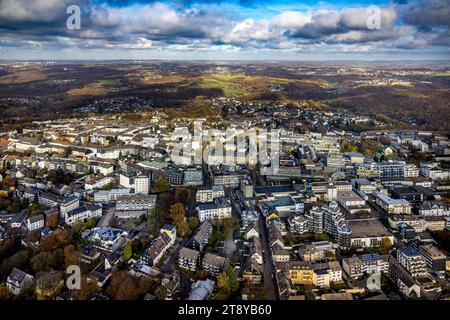 Luftbild, City Innenstadtansicht mit historischer Altstadt, Rathausplatz und Allee-Center mit Weihnachtsmarkt Aufbau, Waterbölles Wasserturm Sehenswürdigkeit und Rathaus, Wohnhäuser und Geschäftshäuser, Mitte, Remscheid, Rheinland, Nordrhein-Westfalen, Deutschland ACHTUNGxMINDESTHONORARx60xEURO *** Vista aerea, vista del centro città con il centro storico, Rathausplatz e Allee Center con costruzione del mercato di Natale, vista della torre dell'acqua di Waterbölles e municipio, edifici residenziali e commerciali, Mitte, Remscheid, Renania settentrionale-Vestfalia, Germania ACHTUNGxMINDESTHONORARx60xEURO Foto Stock