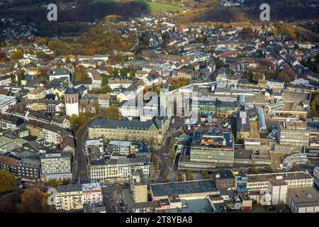 Luftbild, City Innenstadtansicht mit historischer Altstadt, Rathausplatz und Allee-Center mit Weihnachtsmarkt Aufbau, Waterbölles Wasserturm Sehenswürdigkeit und Rathaus, Wohnhäuser und Geschäftshäuser, Mitte, Remscheid, Rheinland, Nordrhein-Westfalen, Deutschland ACHTUNGxMINDESTHONORARx60xEURO *** Vista aerea, vista del centro città con il centro storico, Rathausplatz e Allee Center con costruzione del mercato di Natale, vista della torre dell'acqua di Waterbölles e municipio, edifici residenziali e commerciali, Mitte, Remscheid, Renania settentrionale-Vestfalia, Germania ACHTUNGxMINDESTHONORARx60xEURO Foto Stock