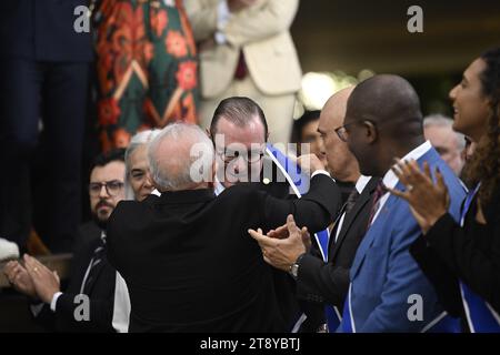 Brasilia, Brasile. 21 novembre 2023. Il Presidente del Brasile, Luiz Inacio Lula da Silva, conferisce il massimo grado dell'ordine di Rio Branco al Ministro della Corte Federale superiore Cristiano Zanin, durante la cerimonia di laurea per i nuovi diplomatici dell'Istituto Rio Branco, presso il Palazzo Itamaraty di Brasilia, Brasile, il 21 novembre 2023. Foto: Mateus Bonomi/AGIF Credit: AGIF/Alamy Live News Foto Stock