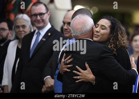 Brasilia, Brasile. 21 novembre 2023. DF - BRASILIA - 21/11/2023 - BRASILIA, CERIMONIA DI LAUREA DELL'ISTITUTO RIO BRANCO - il Presidente del Brasile, Luiz Inacio Lula da Silva, concede il massimo grado dell'ordine di Rio Branco al Ministro dell'uguaglianza razziale, Anielle Franco, durante la cerimonia di laurea per i nuovi diplomatici dell'Istituto Rio Branco, presso l'Itamaraty Palace di Brasilia, Brasile, il 21 novembre 2023. Foto: Mateus Bonomi/AGIF Credit: AGIF/Alamy Live News Foto Stock