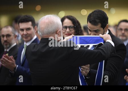 Brasilia, Brasile. 21 novembre 2023. Il Presidente del Brasile, Luiz Inacio Lula da Silva, conferisce il massimo grado dell'ordine di Rio Branco al Procuratore generale dell'Unione, Jorge Messias, durante la cerimonia di laurea per i nuovi diplomatici dell'Istituto Rio Branco, presso il Palazzo Itamaraty di Brasilia, Brasile, il 21 novembre 2023. Foto: Mateus Bonomi/AGIF Credit: AGIF/Alamy Live News Foto Stock