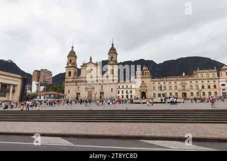 Piazza Bolivar panoramica la domenica mattina vista dall'ottava strada con montagne di pasqua sullo sfondo Foto Stock