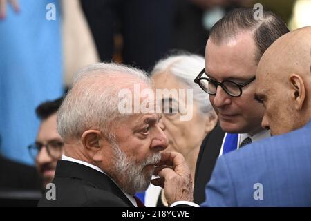 Brasilia, Brasile. 21 novembre 2023. Il Presidente del Brasile, Luiz Inacio Lula da Silva, parla con il Ministro della Corte superiore federale, Alexandre de Morais, e il Ministro della Corte superiore Federale, Cristiano Zanin, durante la cerimonia di laurea per i nuovi diplomatici dell'Istituto Rio Branco, presso il Palazzo Itamaraty di Brasilia, Brasile, il 21 novembre 2023. Foto: Mateus Bonomi/AGIF Credit: AGIF/Alamy Live News Foto Stock