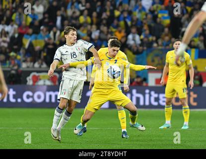 Leverkusen, Germania - 20 novembre 2023: L'Italia Nicolo Barella (L) lotta per un pallone con l'Ucraina Georgiy Sudakov durante la partita di qualificazione a UEFA EURO 2024 allo stadio BayArena di Leverkusen Foto Stock