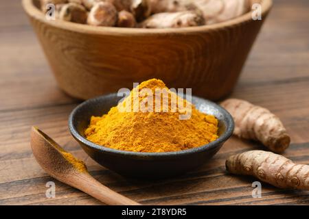 Spezia di curcuma. Condimento in polvere di curcuma e radici di curcuma intere. Foto Stock