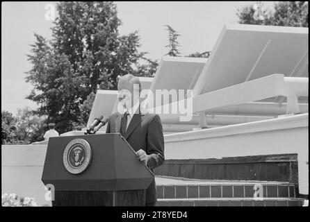 Il presidente Jimmy Carter annuncia la politica dell'energia solare mentre parla davanti ai pannelli solari posti sul tetto dell'ala ovest della Casa Bianca, Washington, Distretto di Columbia, 6/20/1979. (Foto di Warren K Leffler/US News and World Report Magazine Collection Foto Stock