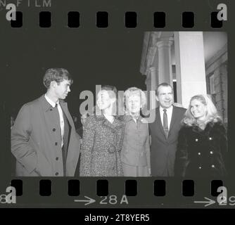 Il presidente eletto Richard M Nixon, la moglie Pat, le figlie Tricia Nixon, Julie Nixon e il fidanzato di Julie David Eisenhower, visita l'ex presidente Dwight Eisenhower al Walter Reed Hospital di Washington, District of Columbia, 11/6/1968. (Foto di United States Information Agency, NARA) Foto Stock