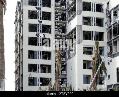 Edifici danneggiati ad Acapulco, Messico, dopo che l'uragano di categoria 5 Otis colpì la città il 26 ottobre 2023 Foto Stock