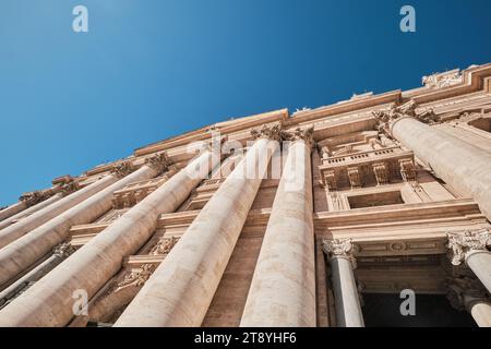 Roma, Italia - ottobre 29 2023: Vista della Basilica di San Pietro e della sua facciata con colonne di ordine corinzio e cielo blu Foto Stock