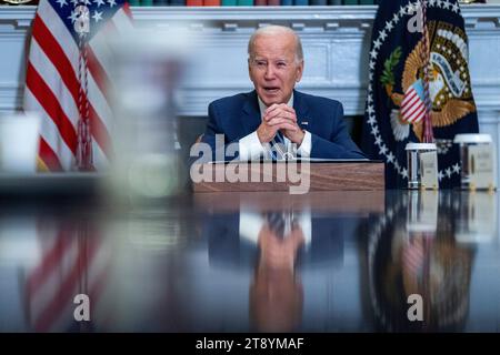 Washington, DC, USA. 21 novembre 2023. Il presidente degli Stati Uniti Joe Biden delinea gli sforzi per contrastare il flusso di fentanyl negli Stati Uniti durante un incontro nella sala Roosevelt della Casa Bianca a Washington, DC, USA, il 21 novembre 2023. Il Presidente Biden ha inoltre fornito un breve aggiornamento sui negoziati per il rilascio degli ostaggi presi da Hamas il 7 ottobre. Credito: Shawn Thew/Pool tramite CNP/dpa/Alamy Live News Foto Stock