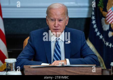 Washington, DC, USA. 21 novembre 2023. Il presidente degli Stati Uniti Joe Biden delinea gli sforzi per contrastare il flusso di fentanyl negli Stati Uniti durante un incontro nella sala Roosevelt della Casa Bianca a Washington, DC, USA, il 21 novembre 2023. Il Presidente Biden ha inoltre fornito un breve aggiornamento sui negoziati per il rilascio degli ostaggi presi da Hamas il 7 ottobre. Credito: Shawn Thew/Pool tramite CNP/dpa/Alamy Live News Foto Stock