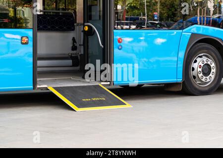 Accessibilità nei trasporti pubblici. Rampa autobus piano basso. Ambiente accessibile. Foto Stock