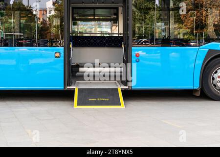 Rampa autobus piano basso. Accessibilità nei trasporti pubblici. Rampa autobus piano basso. Foto Stock