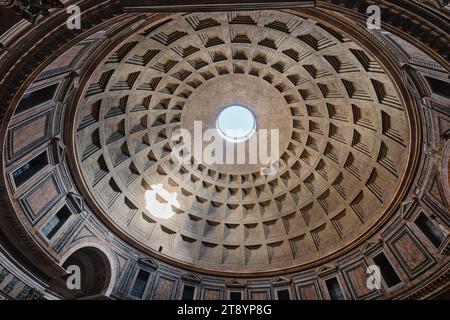 Roma, Italia - 2 novembre 2023: Vista interna del magnifico tempio romano del Pantheon e della sua cupola in cemento Foto Stock