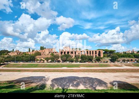 Roma, Italia - ottobre 30 2023: Vista del colle Palatino, centro dell'Impero Romano nell'antica Roma dall'altra parte del Circo massimo, un grande stadio romano Foto Stock