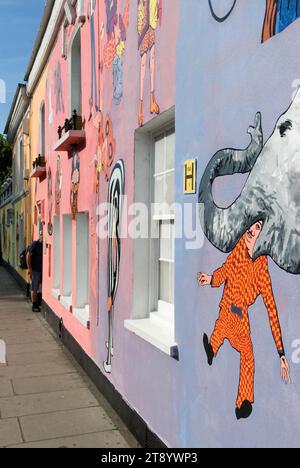 L'artista Tony Common, ha dipinto il Chelsea Arts Club, la ridecorazione del loro edificio in Old Church Street in preparazione del ballo estivo annuale. Chelsea, Londra, Inghilterra 24 giugno 2010. 2010 HOMER SYKES Foto Stock