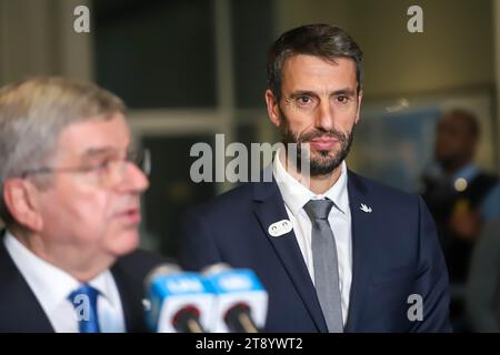 New York, Stati Uniti. 21 novembre 2023. Thomas Bach (L), presidente del Comitato Olimpico Internazionale (CIO), e Tony Estanguet, presidente del Comitato Organizzatore dei Giochi Olimpici e Paralimpici di Parigi 2024, incontrano giornalisti all'Assemblea generale delle Nazioni Unite il 21 novembre 2023, a New York. Un progetto di risoluzione per la tregua olimpica per Parigi 2024 sarà formalmente presentato agli Stati membri dalla Francia, in stretta collaborazione con il CIO, il Comitato paralimpico internazionale e il Comitato organizzatore. Credito: Brazil Photo Press/Alamy Live News Foto Stock