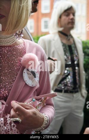 Artista di Cross Dresser, pittore Rupert Gatfield (L) vestito da regina. I membri del Chelsea Arts Club si riuniscono e poi sfilano al Chelsea Arts Club per il ballo Queen Elizabeth II Diamond Jubilee. Inghilterra degli anni '2012 2010, HOMER SYKES Foto Stock