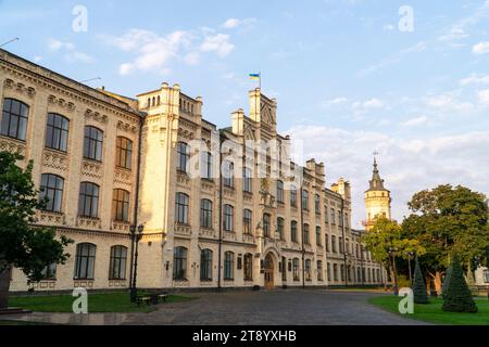 Edificio principale dell'Università tecnica Nazionale dell'Ucraina Igor Sikorsky Kyiv Polytechnic Institute in soleggiata mattinata, Kiev Ucraina Foto Stock
