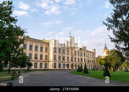Edificio principale dell'Università tecnica Nazionale dell'Ucraina Igor Sikorsky Kyiv Polytechnic Institute in soleggiata mattinata, Kiev Ucraina Foto Stock