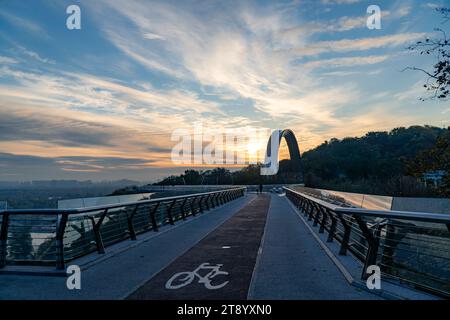 Arco dell'amicizia dei popoli a Kiev. Nuovo ponte pedonale di vetro (chiamato anche ponte Klitschko) contro il cielo nuvoloso Foto Stock