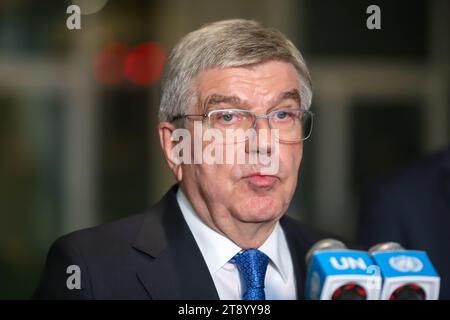 New York, NY, USA. 21 novembre 2023. Thomas Bach, presidente del Comitato Olimpico Internazionale (CIO) incontra i giornalisti all'Assemblea generale delle Nazioni Unite il 21 novembre 2023, a New York. Un progetto di risoluzione per la tregua olimpica per Parigi 2024 sarà formalmente presentato agli Stati membri dalla Francia, in stretta collaborazione con il CIO, il Comitato paralimpico internazionale e il Comitato organizzatore. Crediti: ZUMA Press, Inc./Alamy Live News Foto Stock