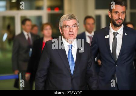 New York, NY, USA. 21 novembre 2023. Thomas Bach (L), presidente del Comitato Olimpico Internazionale (CIO), e Tony Estanguet, presidente del Comitato Organizzatore dei Giochi Olimpici e Paralimpici di Parigi 2024, incontrano giornalisti all'Assemblea generale delle Nazioni Unite il 21 novembre 2023, a New York. Un progetto di risoluzione per la tregua olimpica per Parigi 2024 sarà formalmente presentato agli Stati membri dalla Francia, in stretta collaborazione con il CIO, il Comitato paralimpico internazionale e il Comitato organizzatore. Crediti: ZUMA Press, Inc./Alamy Live News Foto Stock