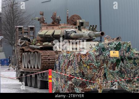 Il T-72 B3, principale carro armato da battaglia russo, utilizzato per attaccare l'Ucraina nel febbraio 2022 fino a quando gli ucraini non lo distrussero vicino a Kiev, in mostra a Helsinki, Finlandia. Foto Stock