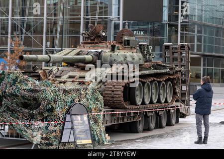 Il T-72 B3, principale carro armato da battaglia russo, utilizzato per attaccare l'Ucraina nel febbraio 2022 fino a quando gli ucraini non lo distrussero vicino a Kiev, in mostra a Helsinki, Finlandia. Foto Stock