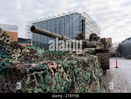 Il T-72 B3, principale carro armato da battaglia russo, utilizzato per attaccare l'Ucraina nel febbraio 2022 fino a quando gli ucraini non lo distrussero vicino a Kiev, in mostra a Helsinki, Finlandia. Foto Stock