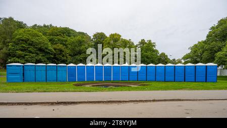 Lunga fila di bagni portatili blu Foto Stock