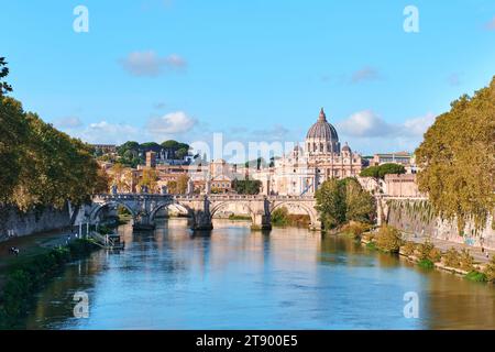 Roma, Italia - 4 novembre 2023: Vista sul Tevere, sul Ponte di Sant'Angelo e su San Peters, sullo sfondo Foto Stock