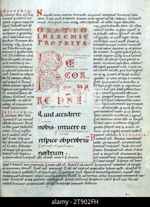 Manoscritto miniato, Gloss on the lamentations of Geremiah, Initial R with a Dragon, questa copia illustrata delle lamentazioni di Geremia con la brillantezza (o interpretazione) di Gilberto d'Auxerre fu scritta in Austria nella seconda metà del XII secolo e proviene dal monastero di Seitenstetten. Gilbert morì nel 1134, e il manoscritto è uno dei primi e importanti testimoni del suo testo. La lucentezza è scritta in un piccolo script ed è sia interlineare che marginale. Questo layout è tipico dei libri della Bibbia del XII secolo Foto Stock