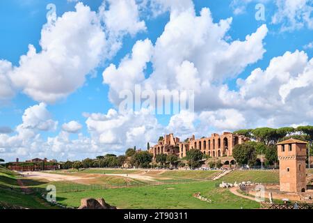 Roma, Italia - ottobre 30 2023: Vista del colle Palatino, centro dell'Impero Romano nell'antica Roma dall'altra parte del Circo massimo, un grande stadio romano Foto Stock