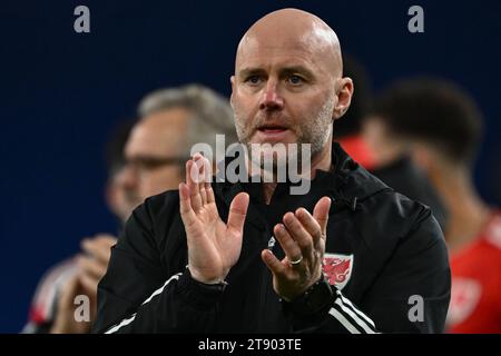 Rob Page Manager of Wales applaude i tifosi in casa dopo la partita di qualificazione UEFA Euro Group D Galles contro Turchia al Cardiff City Stadium, Cardiff, Regno Unito, 21 novembre 2023 (foto di Craig Thomas/News Images) Foto Stock