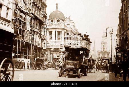 Autobus a bordo dello Strand, Londra, inizio anni '1900 Foto Stock