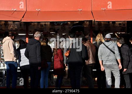 Marsiglia, Francia. 18 novembre 2023. La gente guarda i santoni della Provenza durante la fiera dei santoni a Marsiglia. La 221esima edizione del Foire aux Santons, che quest'anno riunisce 23 creatori di santon provenienti dai quattro angoli della Provenza, si terrà sul Quai du Port dal 18 novembre al 31 dicembre 2023. (Immagine di credito: © Gerard bottino/SOPA Images via ZUMA Press Wire) SOLO USO EDITORIALE! Non per USO commerciale! Foto Stock