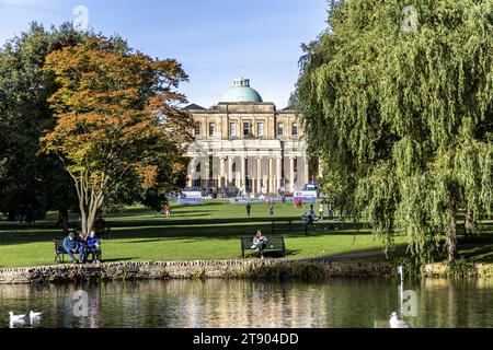 Cheltenham, Regno Unito - 15 ottobre 2023: Pittville Pump Rooms Cheltenham Pittville Park Foto Stock