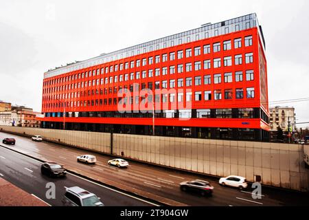 11-13-2023 Mosca Russia. Nuovo edificio per uffici dopo la ricostruzione a Mosca (chiamato "Jazz"). Sadovoe koltso (anello del giardino) - tangenziale autostradale a Mosca Foto Stock