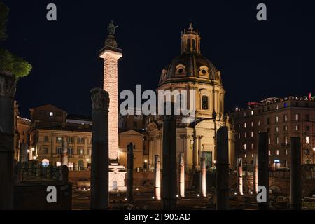 Roma, Italia - ottobre 30 2023: Rovine del foro Romano con colonna Traiana e chiesa del Santissimo nome di Maria. Panorama urbano di Roma di notte Foto Stock