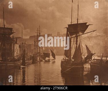 The Dock End, Whitby, Inghilterra, 1880, Frank Meadow Sutcliffe, inglese, 1853 - 1941, 9 3/16 x 11 7/16 pollici (23,34 x 29,05 cm) (immagine, foglio), stampa Gelatin Silver, Inghilterra, XIX secolo Foto Stock