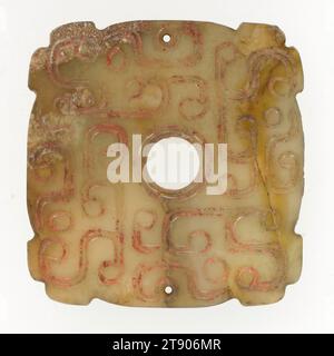 Ornamento indumenti, 475-221 BCE, 1 5/8 x 1 9/16 x 1/16 poll. (4,13 x 3,97 x 0,16 cm), giada marrone chiaro opaco con venature, Cina, V-III secolo a.C. Foto Stock