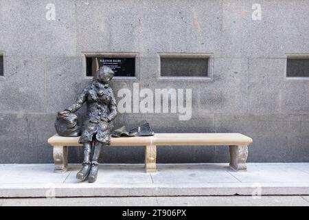 Una statua di Eleanor Rigby seduta su una panchina a Stanley Liverpool, regno unito, 16 maggio, 2023 Street, Liverpool. La statua è stata donata a Liverpool Foto Stock