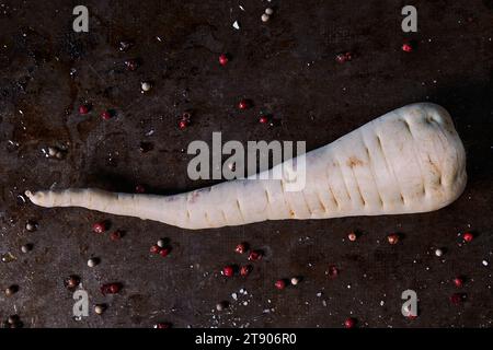 Pastinaca su vassoio da forno con le erbe viste dall'alto Foto Stock