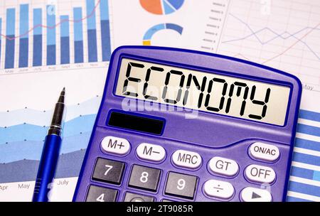 Parola fiscale e numero 2021 su una calcolatrice. Concetto aziendale e fiscale. Paga le tasse tra 2021 anni. Il concetto fiscale del nuovo anno 2021 Foto Stock